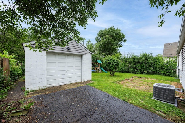 335 Letchworth Ave, Columbus, OH 43204 - detached garage featuring driveway