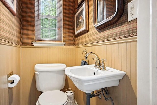208 S Stanwood Rd, Bexley, OH 43209 - bathroom featuring wallpapered walls and a wainscoted wall