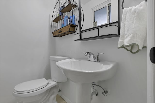 5252 Roche Pl, Columbus, OH 43229 - half bathroom with toilet
