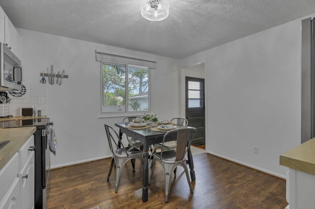 5252 Roche Pl, Columbus, OH 43229 - dining area with dark wood-style floors and a textured ceiling