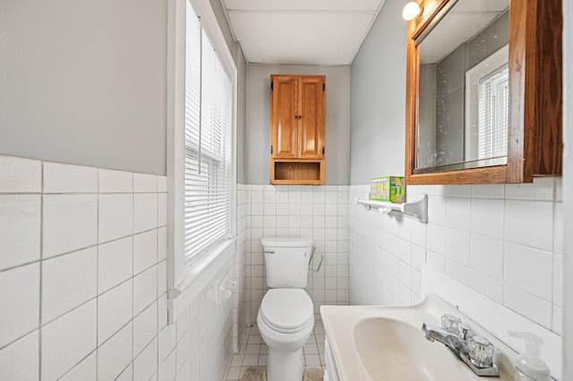 2361 Middlesex Rd, Upper Arlington, OH 43220 - bathroom with tile walls, wainscoting, and tile patterned floors