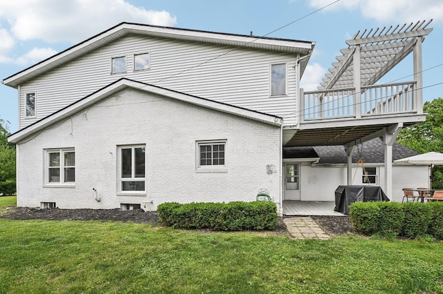 2361 Middlesex Rd, Upper Arlington, OH 43220 - rear view of property featuring a yard, a balcony, and a deck