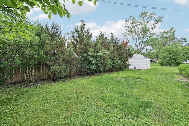 2361 Middlesex Rd, Upper Arlington, OH 43220 - view of yard featuring a storage shed