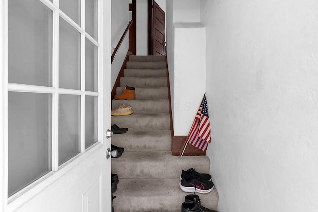 629 E Chestnut St, Lancaster, OH 43130 - view of staircase