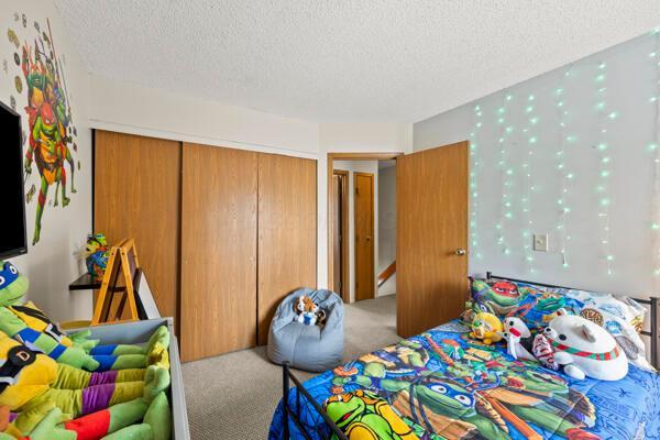 5153 Singleton Dr Unit 44B, Hilliard, OH 43026 - bedroom with carpet, a textured ceiling, and a closet