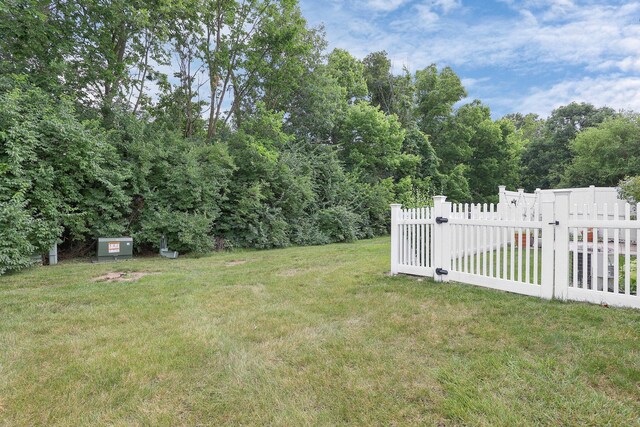 4686 Parrau Dr Unit 64A, Columbus, OH 43228 - view of yard featuring a gate