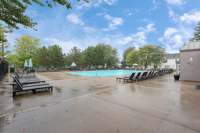 4686 Parrau Dr Unit 64A, Columbus, OH 43228 - community pool with a patio