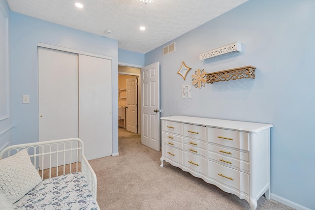 1439 Tall Meadows Dr, Columbus, OH 43223 - bedroom featuring light carpet, a closet, recessed lighting, and a textured ceiling