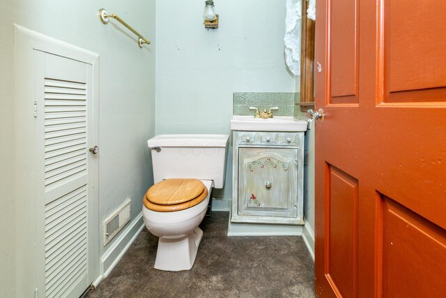 670 Greenwich St, Worthington, OH 43085 - bathroom with toilet and vanity