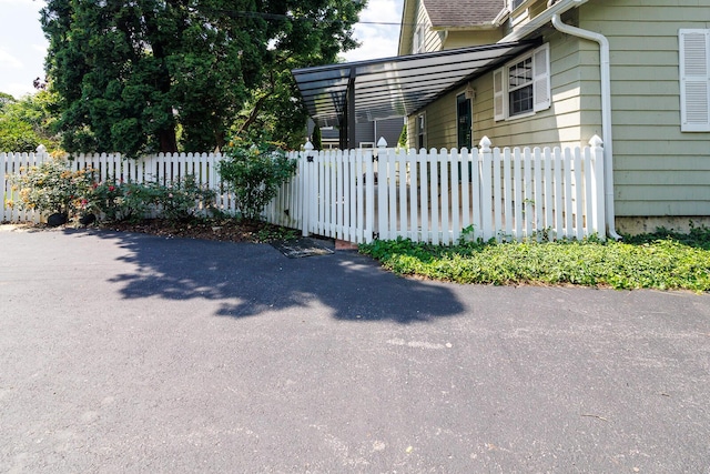 670 Greenwich St, Worthington, OH 43085 - view of side of home