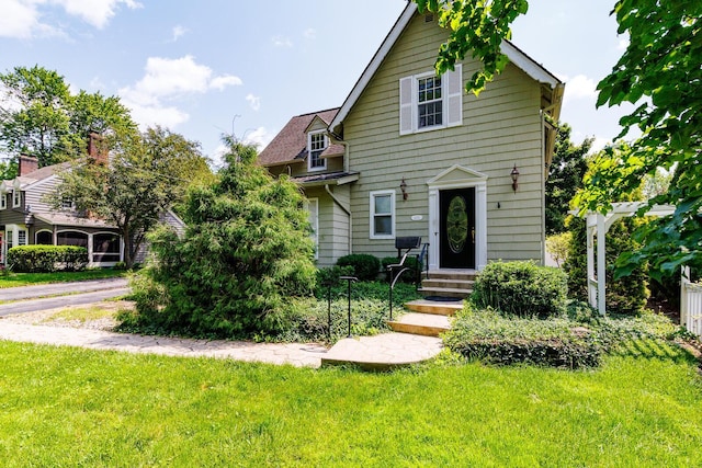 670 Greenwich St, Worthington, OH 43085 - view of front of house with a front yard