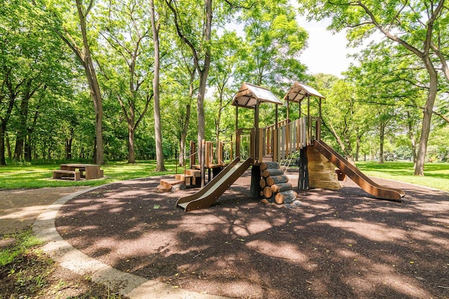 670 Greenwich St, Worthington, OH 43085 - communal playground featuring view of wooded area