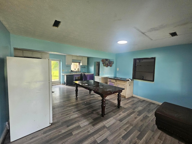710 Glendower Ave, Columbus, OH 43207 - rec room featuring dark wood finished floors and a textured ceiling