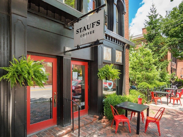 249 E Kossuth St Unit E, Columbus, OH 43206 - property entrance featuring outdoor dining area