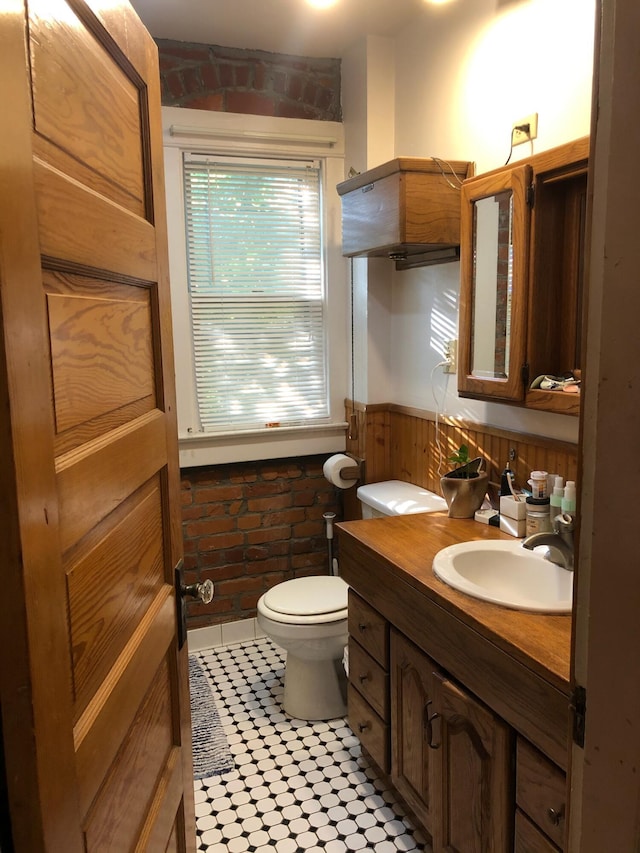 867-871 Delaware Ave, Columbus, OH 43215 - half bath featuring a wainscoted wall and vanity