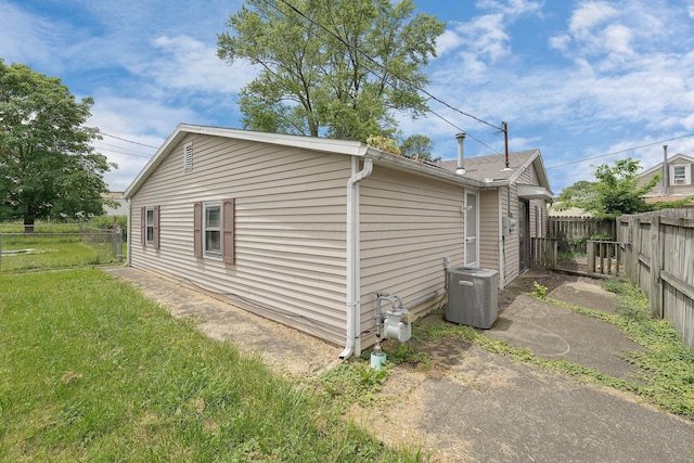 412 E Mill St, Circleville, OH 43113 - view of side of home with a central AC unit