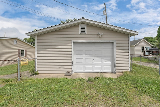 412 E Mill St, Circleville, OH 43113 - detached garage with driveway