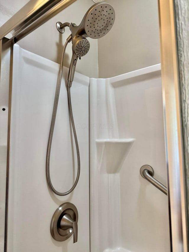 6608 Lakeview Cir, Canal Winchester, OH 43110 - bathroom view of a shower and a sink