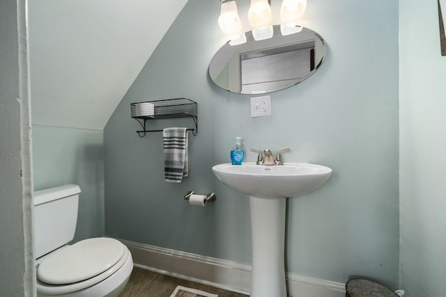 336 E Kossuth St, Columbus, OH 43206 - bathroom with toilet and lofted ceiling