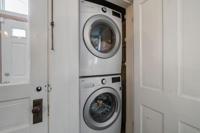 336 E Kossuth St, Columbus, OH 43206 - washroom featuring stacked washing machine and dryer