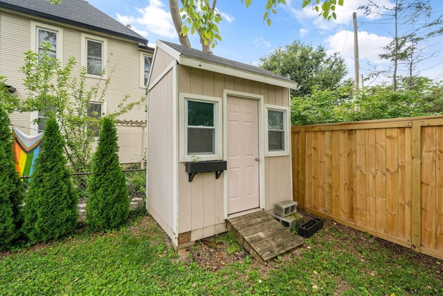 336 E Kossuth St, Columbus, OH 43206 - view of shed with a fenced backyard
