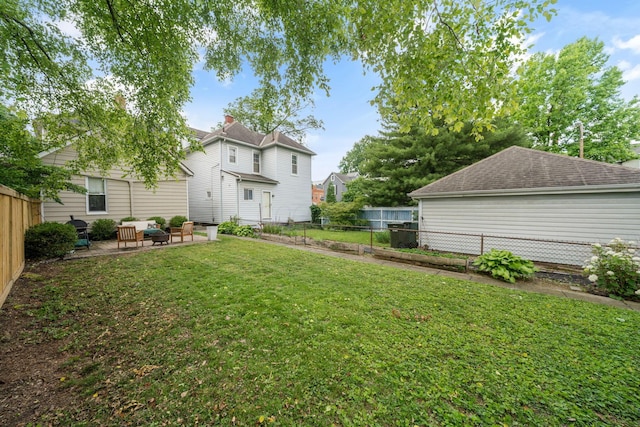 336 E Kossuth St, Columbus, OH 43206 - fenced backyard featuring a patio and an outdoor living space