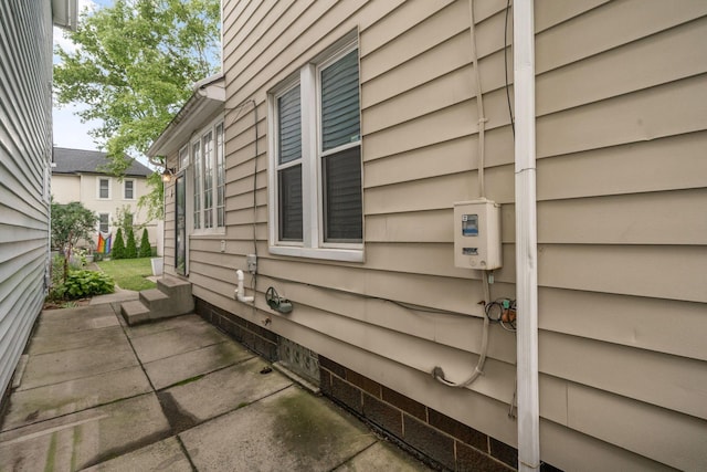 336 E Kossuth St, Columbus, OH 43206 - view of property exterior with a patio