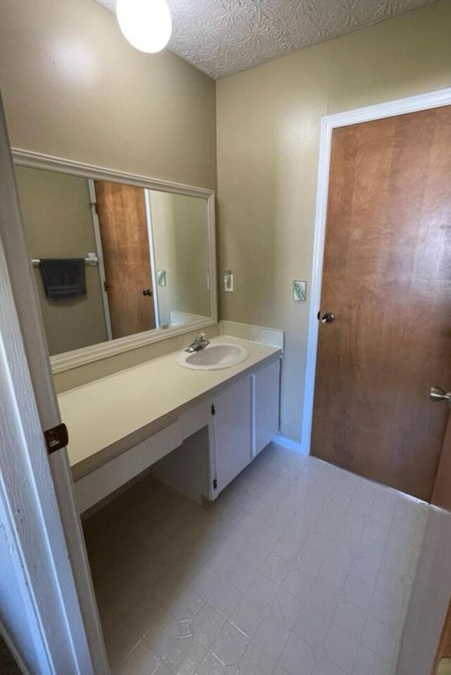 7607-7609 Penwood Pl, Columbus, OH 43235 - bathroom featuring vanity