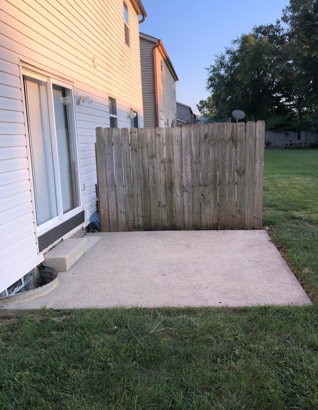 7607-7609 Penwood Pl, Columbus, OH 43235 - view of yard with a patio area