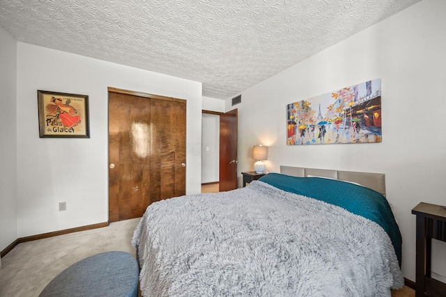 505 Tresham Rd, Columbus, OH 43230 - bedroom featuring carpet, a closet, and a textured ceiling