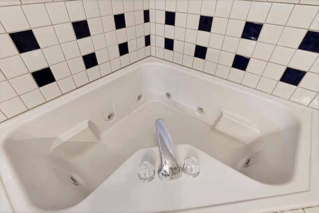 5255 State Route 138, Circleville, OH 43113 - bathroom with a tub with jets