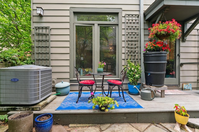 117 E Frankfort St, Columbus, OH 43206 - view of patio featuring a wooden deck
