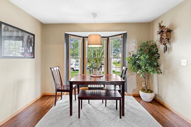 486 Ruffin Dr, Galloway, OH 43119 - dining area featuring dark wood finished floors and baseboards