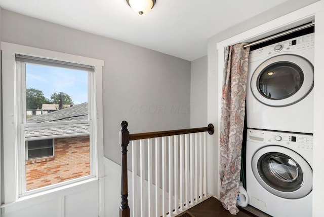 497 E Kossuth St, Columbus, OH 43206 - laundry room with stacked washer / dryer