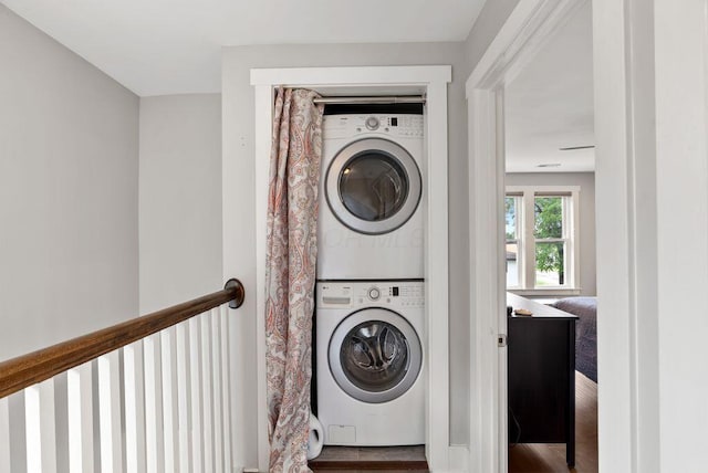 497 E Kossuth St, Columbus, OH 43206 - laundry room with stacked washer / drying machine and wood finished floors