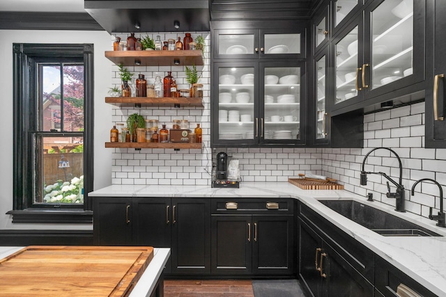 810 Franklin Ave, Columbus, OH 43205 - bar featuring tasteful backsplash, ornamental molding, and dark wood finished floors