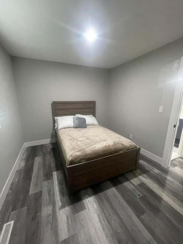 3107 Huntington Dr, Columbus, OH 43207 - bedroom featuring dark wood-type flooring and baseboards