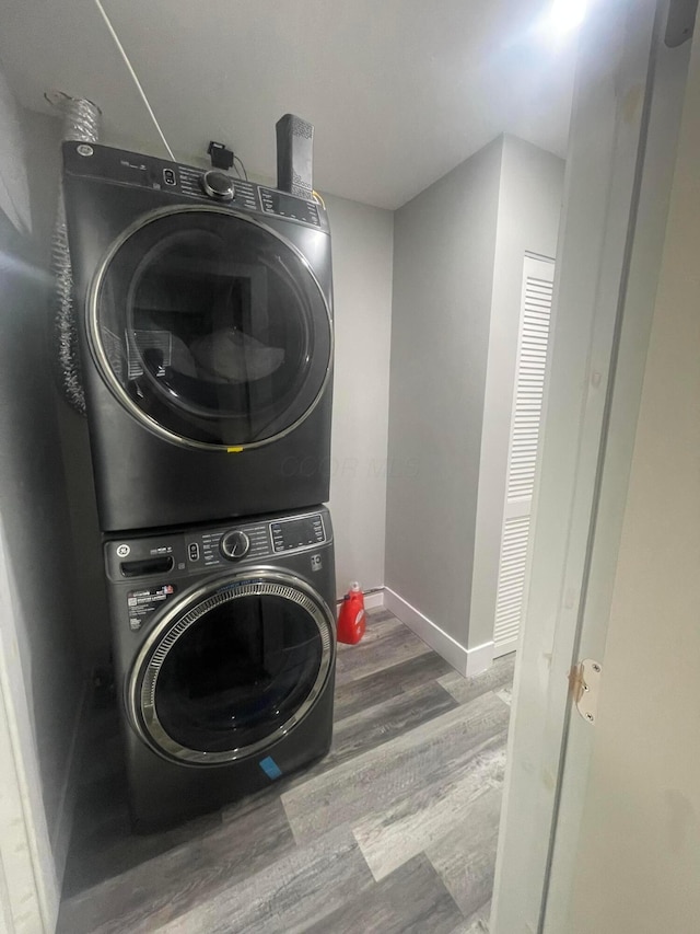 3107 Huntington Dr, Columbus, OH 43207 - laundry room featuring stacked washing machine and dryer and wood finished floors