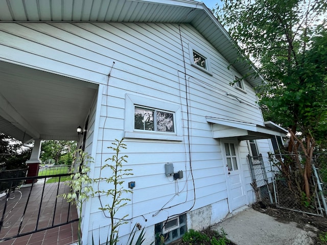 1015 Fairwood Ave, Columbus, OH 43206 - view of side of property featuring covered porch