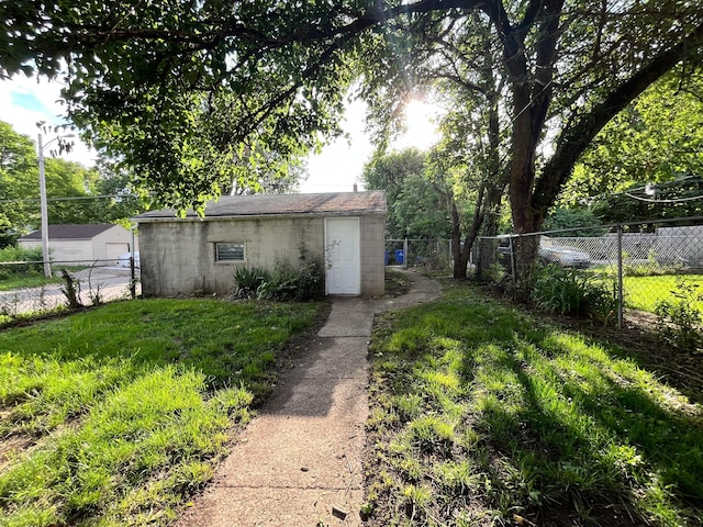 1015 Fairwood Ave, Columbus, OH 43206 - fenced backyard with an outdoor structure