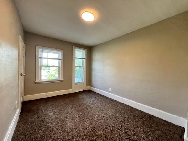 1015 Fairwood Ave, Columbus, OH 43206 - unfurnished room with baseboards and dark carpet
