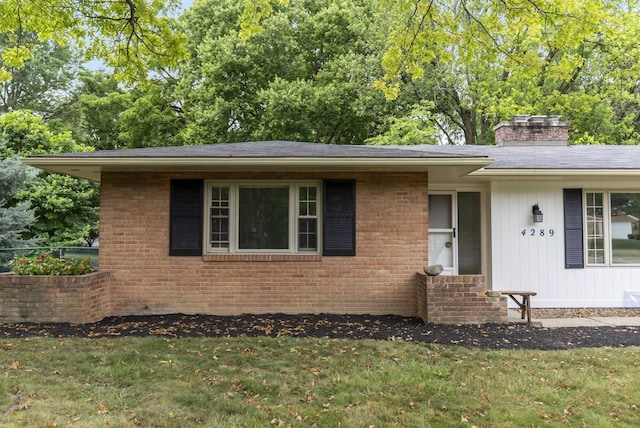 4289 Shelbourne Ln, Columbus, OH 43220 - single story home with a front lawn, a chimney, and brick siding