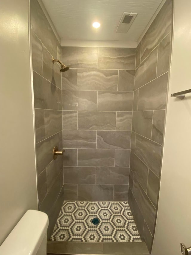 128 S Princeton Ave, Columbus, OH 43222 - bathroom with tiled shower and recessed lighting
