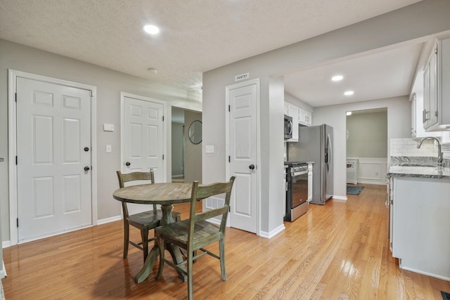 712 Suntree Dr, Westerville, OH 43081 - dining space featuring light wood finished floors, recessed lighting, and a textured ceiling