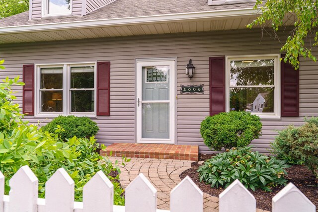 2006 Kentwell Rd, Upper Arlington, OH 43221 - doorway to property featuring a shingled roof and a porch