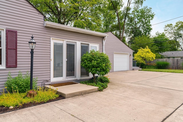2006 Kentwell Rd, Upper Arlington, OH 43221 - garage featuring concrete driveway