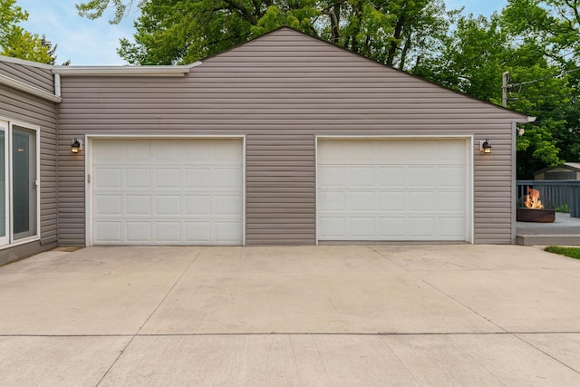 2006 Kentwell Rd, Upper Arlington, OH 43221 - garage with driveway