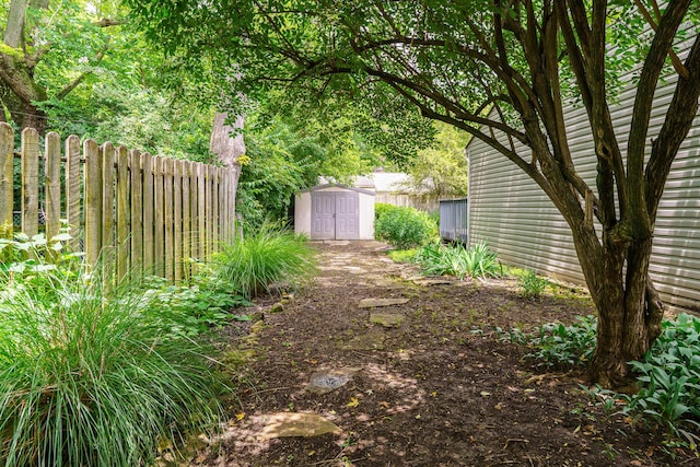 2006 Kentwell Rd, Upper Arlington, OH 43221 - view of yard featuring a shed