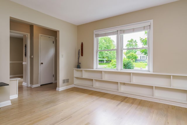 2006 Kentwell Rd, Upper Arlington, OH 43221 - empty room featuring light wood-style floors and baseboards