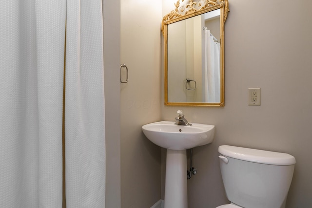 2006 Kentwell Rd, Upper Arlington, OH 43221 - bathroom with toilet and a shower with curtain